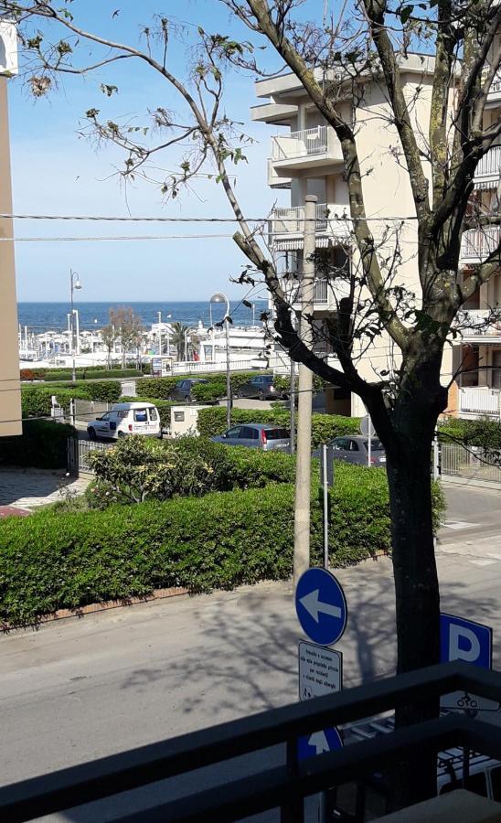 Stella Di Mare Apartment Rimini Bagian luar foto